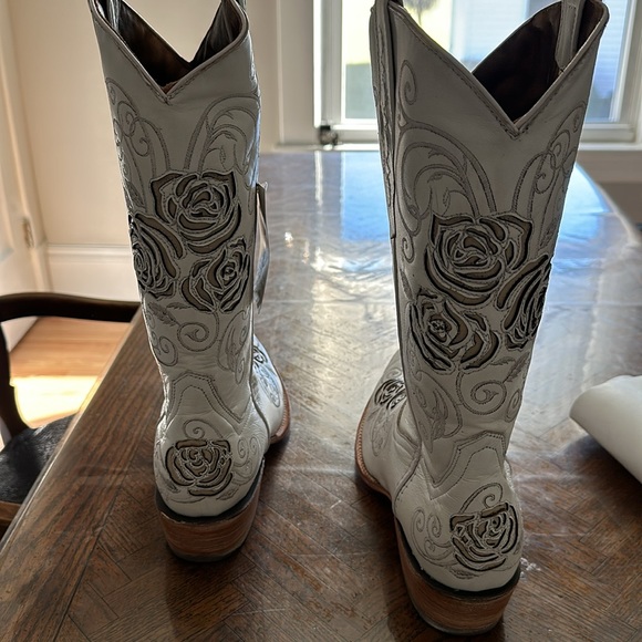 White cowgirl boots with rose inlay - Picture 4 of 5